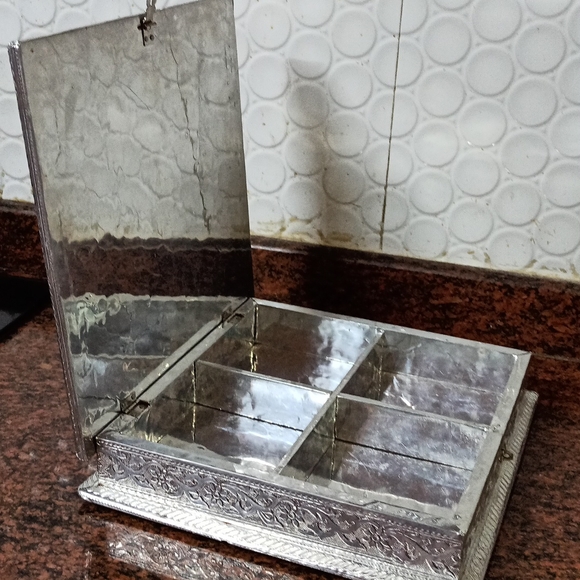 Beautiful Decorative Box - Picture 4 of 8